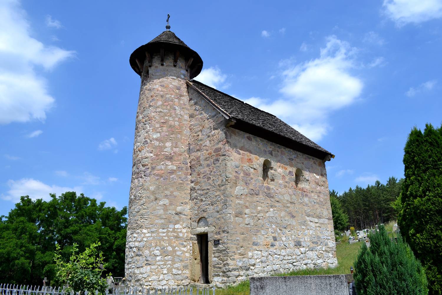 Románsky kostol sv. Michala